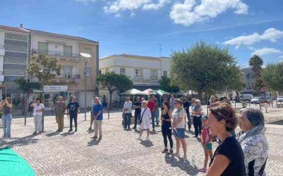 DEZENAS DE PESSOAS CONCENTRAM-SE NO BOMBARRAL EM SOLIDARIEDADE COM O POVO DA PALESTINA