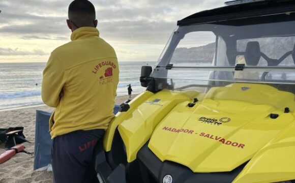 NADADORES SALVADORES DA NAZARÉ RESGATAM DUAS IDOSAS ARRASTADAS POR UMA ONDA